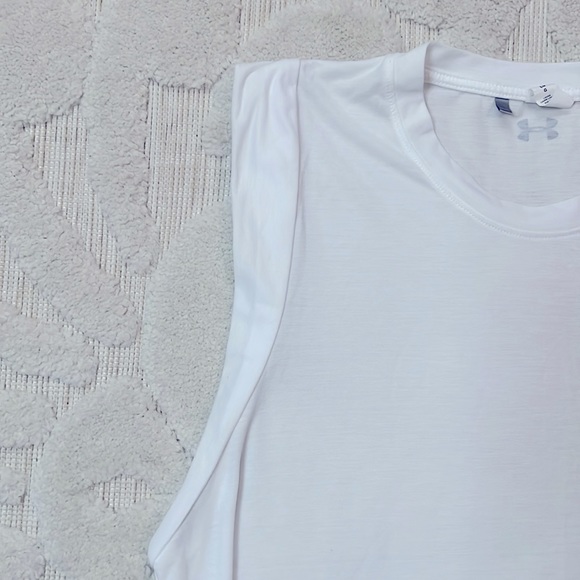 Under Armour sleeveless athletic top w/ high side slits Size- L Color- White - Picture 5 of 9